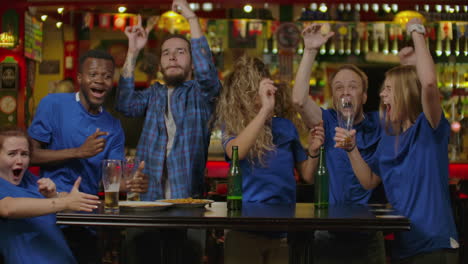 Amigos-O-Aficionados-Al-Fútbol-Viendo-Fútbol-En-El-Bar.